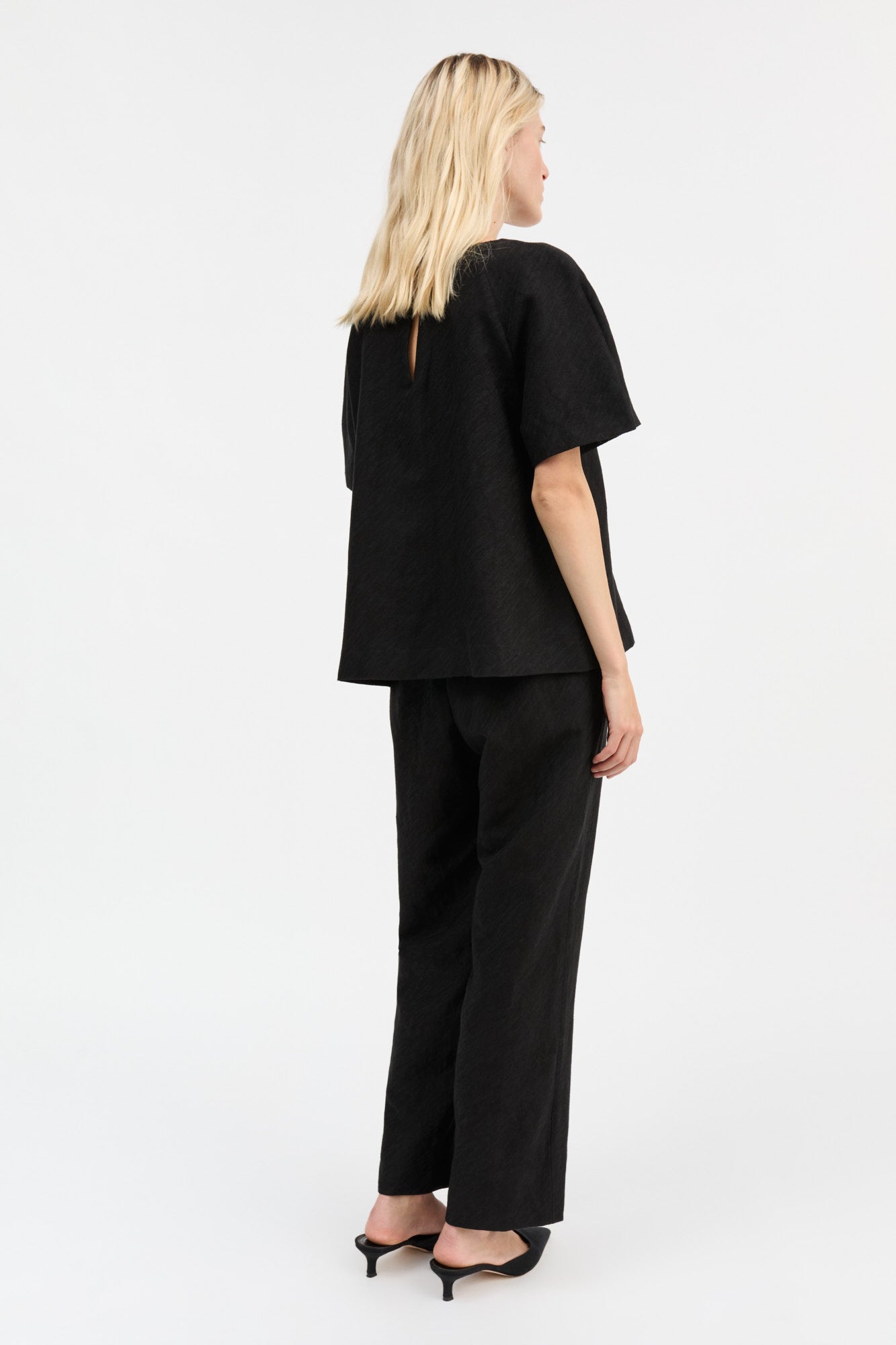 Skall Studio Nila tee Tee Black
